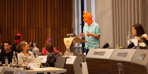 De Klerenpartij neemt de raadzaal van Eindhoven over tijdens DDW in Eindhoven